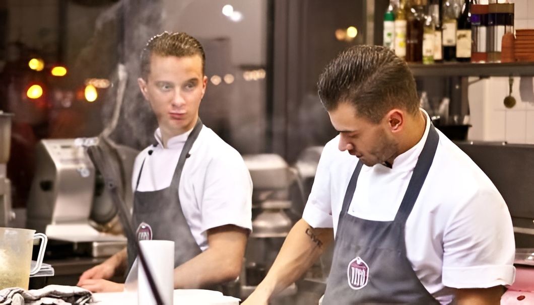 kok pizza aan het maken bij restaurant vito